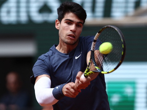 Carlos Alcaraz lần đầu vô địch Roland Garros sau 5 ván trước Zverev- Ảnh 11. Alcaraz đang giữ được những ván giao bóng - Ảnh: REUTERS