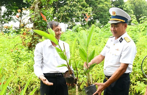 Một triệu cây xanh của 'ông hội đồng' Khoa- Ảnh 1. Ông Đặng Văn Khoa (trái) và đại tá Nguyễn Trung Quảng - Ảnh: TỰ TRUNG