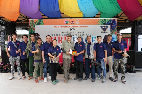 Đoàn VN tặng quà lưu niệm cho ông Henry Goh-Trưởng BTC cuộc thi: Ảnh: HUỳnh Thanh Danh Đoàn Việt Nam tặng quà lưu niệm cho ông Henry Goh - trưởng ban tổ chức cuộc thi - Ảnh: Huỳnh Thanh Danh