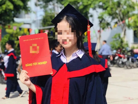 Vẫn chưa có thông tin nữ sinh mất tích sau khi đi thi lớp 10- Ảnh 1. Nữ sinh A. chụp ảnh kỷ yếu lưu niệm, trước khi mất tích khi đi thi lớp 10 - Ảnh: Gia đình cung cấp