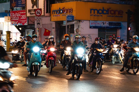 Rất nhiều phương tiện cùng lúc mở đèn pha khi rẻ cua gây chói mắt trên đường Nguyễn Đình Chiểu, quận Phú Nhuận - Ảnh: THANH HIỆP Luật Trật tự, an toàn giao thông đường bộ 2024 đã thay đổi khung giờ bắt buộc bật đèn xe, từ 19h ngày hôm trước đến 5h ngày hôm sau thành 18h ngày hôm trước đến 6h ngày hôm sau - Ảnh: THANH HIỆP