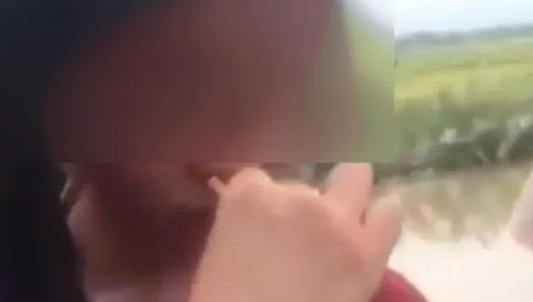 Nữ sinh lớp 6 bị ép hút thuốc, diễn biến sau đó là hành vi làm nhục (ảnh cắt từ clip) Nữ sinh lớp 6 bị đánh, ép hút thuốc, sau đó bị lột đồ - Ảnh cắt từ clip