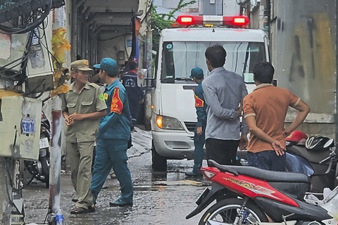 Điều tra vụ cháy phòng trọ ở Bình Tân, 1 phụ nữ thiệt mạng nghi do phóng hỏa- Ảnh 1. Lực lượng chức năng có mặt tại hẻm nơi có phòng trọ xảy ra vụ cháy - Ảnh: B.H.