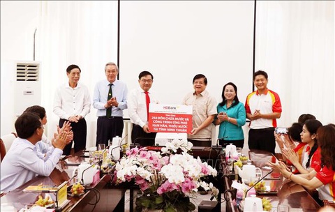 Lãnh đạo Ủy ban MTTQ Việt Nam TP Hồ Chí Minh và các Tập đoàn, doanh nghiệp trao tặng kinh phí cho lãnh đạo tỉnh Ninh Thuận triển khai ứng phó với hạn hán. Ảnh: Công Thử/TTXVN Lãnh đạo Ủy ban MTTQ Việt Nam TP.HCM và các tập đoàn, doanh nghiệp trao tặng kinh phí cho lãnh đạo tỉnh Ninh Thuận triển khai ứng phó với hạn hán - Ảnh: TTXVN