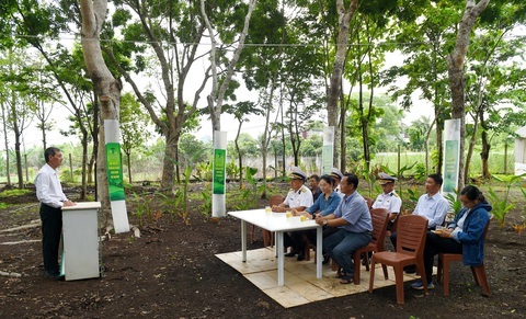 Buổi ký kết bàn giao 100.000 cây xanh cho lực lượng hải quân Vùng 4 giữa vườn ươm trong không gian tươi mát Buổi ký kết bàn giao 100.000 cây xanh cho lực lượng hải quân Vùng 4 giữa vườn ươm trong không gian tươi mát