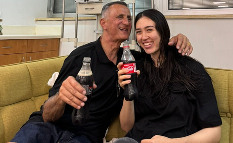 Con tin Israel được giải cứu, kịp đến bệnh viện thăm mẹ bị ung thư não giai đoạn cuối- Ảnh 1. Cô Noa Argamani đoàn tụ cùng cha là ông Yakov Argamani ngày 8-6 - Ảnh: TIMES OF ISRAEL