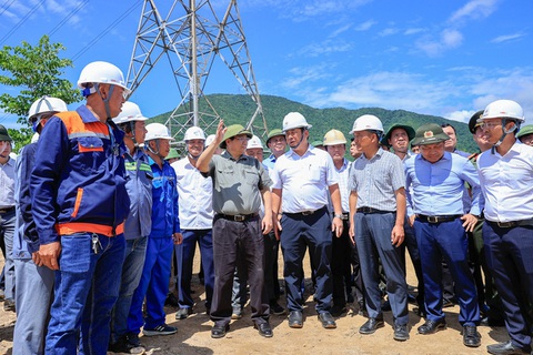 Thủ tướng biểu dương tinh thần thi công đường dây 500kV mạch 3 kéo điện ra Bắc- Ảnh 1. Thủ tướng trực tiếp thị sát công trường thi công đường dây 500kV Quảng Trạch - Phố Nối - Ảnh: ĐOÀN BẮC