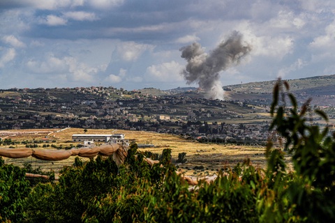 Khói bốc lên ở Lebanon sau cuộc không kích của Israel ngày 8-6 - Ảnh: REUTERS Khói bốc lên ở Lebanon sau cuộc không kích của Israel ngày 8-6 - Ảnh: REUTERS