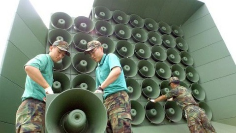 Binh sĩ Hàn Quốc bên dàn loa phóng thanh hướng vào lãnh thổ Triều Tiên - Ảnh: AFP Binh sĩ Hàn Quốc bên dàn loa phóng thanh hướng vào lãnh thổ Triều Tiên hồi năm 2018 - Ảnh: AFP