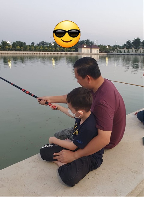 Thủ tướng Hun Manet chụp ảnh giúp du khách nước ngoài, được khen 'nhiếp ảnh gia có tâm'- Ảnh 3. Ông Hun Manet dạy con trai cách câu cá - Ảnh: Facebook Hun Manet