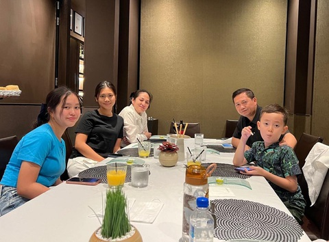 Thủ tướng Hun Manet chụp ảnh giúp du khách nước ngoài, được khen 'nhiếp ảnh gia có tâm'- Ảnh 4. Ông Hun Manet ăn tối cùng người thân - Ảnh: Facebook Hun Manet