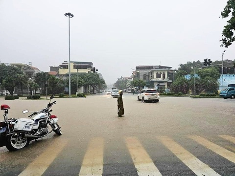 Mưa lớn, nhiều nơi ở Hải Phòng, Quảng Ninh ngập cả mét- Ảnh 5. Lực lượng chức năng được điều động để cảnh báo những khu vực ngập sâu - Ảnh: Facebook Tôi S2 Uông Bí