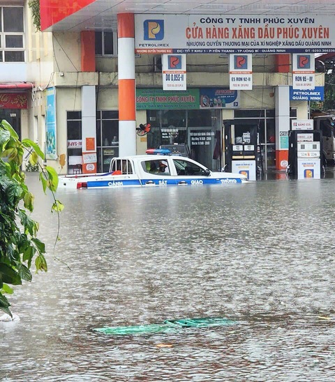 Mưa lớn, nhiều nơi ở Hải Phòng, Quảng Ninh ngập cả mét- Ảnh 3. Xe bán tải chuyên dụng của cảnh sát giao thông ngập trong nước tại phường Yên Thanh, TP Uông Bí, tỉnh Quảng Ninh - Ảnh: Facebook Tôi S2 Uông Bí