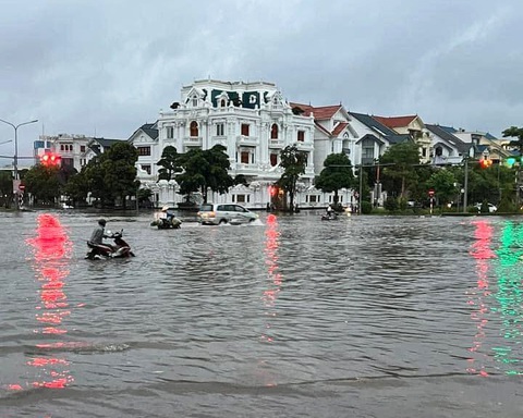 Mưa lớn, nhiều nơi ở Hải Phòng, Quảng Ninh ngập cả mét- Ảnh 1. Khu vực tuyến phố trung tâm Lê Hồng Phong, Hải Phòng chìm trong biển nước khiến giao thông qua lại khó khăn - Ảnh: T.THẮNG