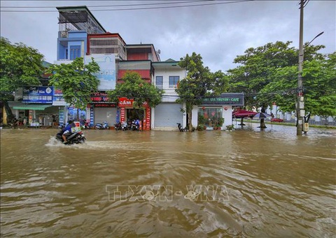 Mưa lớn, nhiều nơi ở Hải Phòng, Quảng Ninh ngập cả mét- Ảnh 6. Đoạn đường Trường Chinh ở TP Điện Biên Phủ thành