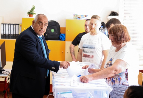 Cựu thủ tướng Bulgaria Boyko Borisov bỏ phiếu trong cuộc bầu cử ngày 9-6 - Ảnh: REUTERS Cựu thủ tướng Bulgaria Boyko Borisov bỏ phiếu trong cuộc bầu cử ngày 9-6 - Ảnh: REUTERS