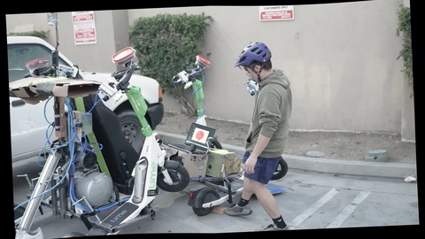 Ô tô tự chế từ 4 chiếc scooter điện quá độc đáo, đi đường ai cũng phải ngoái nhìn- Ảnh 9. Xe khá dễ trôi nên cần kê vật cản - Ảnh cắt từ video
