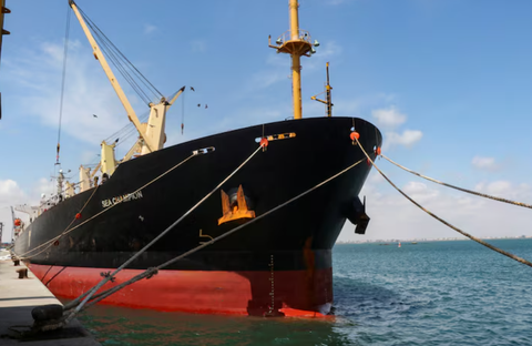 Thêm tàu hàng bị bắn tên lửa, bốc cháy ngoài khơi Yemen- Ảnh 1. Một tàu hàng cập cảng Aden, Yemen sau khi bị nhóm Houthi tấn công ở Biển Đỏ vào tháng 2-2024 - Ảnh: REUTERS
