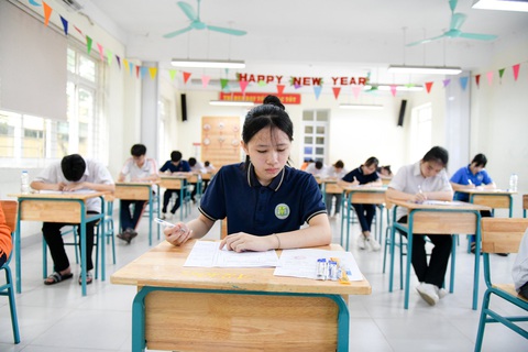 Gợi ý bài giải môn toán thi lớp 10 Hà Nội- Ảnh 1. Thí sinh dự thi lớp 10 tại Hà Nội năm 2024 - Ảnh: NAM TRẦN