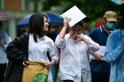 Đề thi toán lớp 10 Hà Nội: Thí sinh tự tin học khá dễ lấy điểm 8- Ảnh 2. Thí sinh vui vẻ ra về sau giờ thi toán - Ảnh: NAM TRẦN