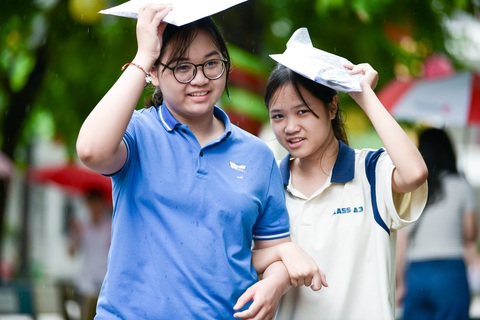 Đề thi toán lớp 10 Hà Nội: Thí sinh tự tin học khá dễ lấy điểm 8- Ảnh 3. Nhiều thí sinh cho biết đề toán năm nay dễ thở - Ảnh: NAM TRẦN