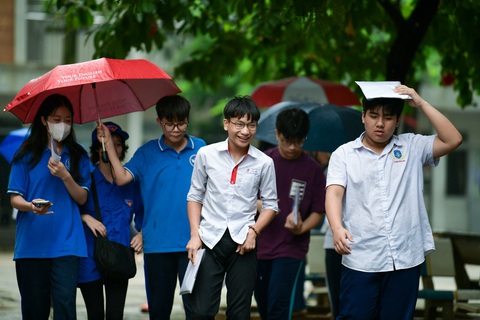 Hà Nội bác tin lộ đề văn tuyển sinh vào lớp 10- Ảnh 2. Thí sinh Hà Nội sau khi thi môn toán - Ảnh: NAM TRẦN