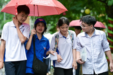 Đề thi toán lớp 10 Hà Nội: Thí sinh tự tin học khá dễ lấy điểm 8- Ảnh 5. Thí sinh vui vẻ trao đổi bài sau giờ thi toán - Ảnh: NAM TRẦN