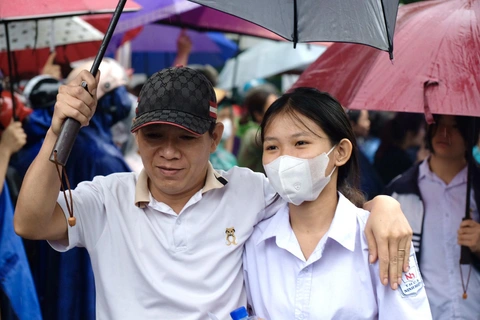 Đề thi toán lớp 10 Hà Nội: Thí sinh tự tin học khá dễ lấy điểm 8- Ảnh 9. Xong kỳ thi căng thẳng rồi, mình về nghỉ ngơi thôi! - Ảnh: NGUYÊN BẢO