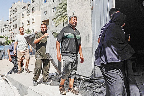 Người Palestine kiểm tra đống đổ nát của các tòa nhà sau cuộc tấn công của quân đội Israel tại trại tị nạn Nuseirat, trung tâm Dải Gaza, vào hôm 8-6 - Ảnh: AFP Người Palestine kiểm tra đống đổ nát của các tòa nhà sau cuộc tấn công của quân đội Israel tại trại tị nạn Nuseirat, trung tâm Dải Gaza, vào hôm 8-6 - Ảnh: AFP