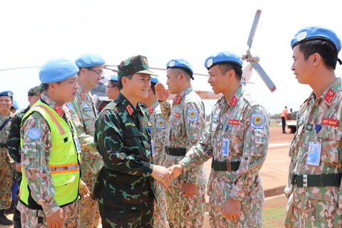 Thăm lực lượng gìn giữ hòa bình Việt Nam tại Abyei- Ảnh 1. Trung tướng Phạm Trường Sơn - phó tổng tham mưu trưởng Quân đội nhân dân Việt Nam - cùng đoàn công tác liên ngành về Việt Nam tham gia gìn giữ hòa bình Liên Hiệp Quốc đến khu vực Abyei, châu Phi - Ảnh: Đội Công binh số 2 Việt Nam