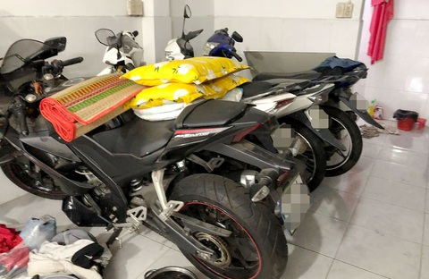 Hàng chính chủ được giữ lại tiệm cầm đồ để làm “hình nền kiểu mẫu” - Ảnh: YẾN TRINH Hàng chính chủ được giữ lại tiệm cầm đồ để làm “hình nền kiểu mẫu” - Ảnh: YẾN TRINH
