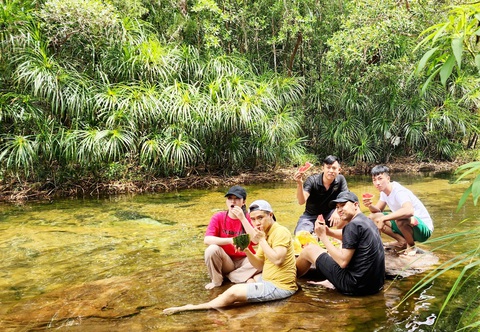 Suối, rừng Phú Quốc hút du khách đến chơi sau những cơn mưa đầu mùa- Ảnh 1. Dòng nước trong ở suối Đá Bàn, TP Phú Quốc thu hút khách du lịch và người dân địa phương đến chơi - Ảnh: C.CÔNG