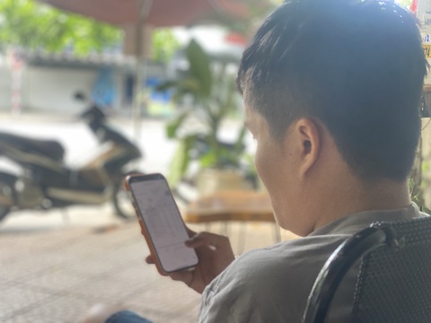 Vụ tài khoản ABBank 'nhảy múa': Chủ tài khoản dùng một mật khẩu cho nhiều ứng dụng- Ảnh 1. Ông P. xem các giao dịch từ tài khoản ABBank của mình - Ảnh: B.D.