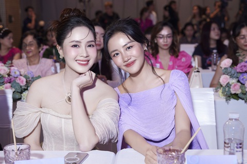 “Tôi có cảm giác sợ già khi bước vào tuổi 30, tự ti khi làn da xuất hiện những dấu hiệu lão hóa như sạm nám, chảy xệ kém săn chắc, các nếp nhăn li ti hình thành”, Văn Mai Hương chia sẻ. Cô cũng rất ngưỡng mộ các chị đẹp Bảo Thy, Hồng Diễm và mong muốn khi ở độ tuổi U40 thì vẫn trẻ trung nhuận sắc như vậy. “Tôi có cảm giác sợ già khi bước vào tuổi 30, tự ti khi làn da xuất hiện những dấu hiệu lão hóa như sạm nám, chảy xệ kém săn chắc, các nếp nhăn li ti hình thành”, Văn Mai Hương chia sẻ cô cũng rất ngưỡng mộ các chị đẹp Bảo Thy, Hồng Diễm và mong muốn khi ở độ tuổi U40 vẫn có thể trẻ trung, nhuận sắc như vậy.