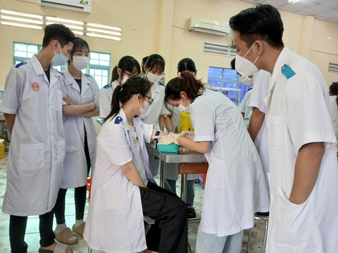 Trường đại học Cửu Long tuyển sinh ngành Y khoa với học phí ưu đãi- Ảnh 2. Tiết học thực hành của sinh viên khối ngành sức khoẻ - Ảnh: Trường cung cấp