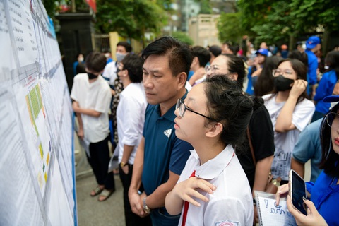 Hà Nội công bố điểm chuẩn vào lớp 10 chuyên năm học 2024-2025- Ảnh 1. Thí sinh xem thông tin về kỳ thi tuyển sinh vào lớp 10 năm học 2024-2025 - Ảnh: NAM TRẦN