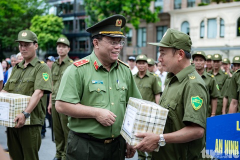 Nhiều tỉnh, thành đồng loạt ra mắt lực lượng bảo vệ an ninh, trật tự cơ sở- Ảnh 3. Trung tướng Nguyễn Hải Trung - giám đốc Công an thành phố Hà Nội - tặng quà cho lực lượng - Ảnh: NAM TRẦN