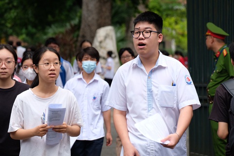 Đã có điểm chuẩn vào lớp 10 Hà Nội, nhiều trường giảm sâu- Ảnh 5. Thí sinh trong buổi thi tuyển sinh vào lớp 10 năm học 2024 - 2025 của Hà Nội - Ảnh: NGUYÊN BẢO