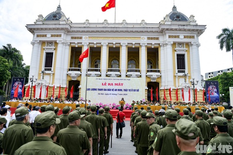 Nhiều tỉnh, thành đồng loạt ra mắt lực lượng bảo vệ an ninh, trật tự cơ sở- Ảnh 1. Công an thành phố Hà Nội phối hợp với UBND thành phố tổ chức lễ ra mắt lực lượng tham gia bảo vệ an ninh, trật tự cơ sở - Ảnh: NAM TRẦN