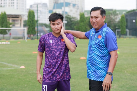 Cầu thủ Nguyễn Quang Vinh và HLV trưởng Hứa Hiền Vinh của đội tuyển U19 Việt Nam - Ảnh: HOÀNG TÙNG Cầu thủ Nguyễn Quang Vinh và HLV trưởng Hứa Hiền Vinh của đội tuyển U19 Việt Nam - Ảnh: HOÀNG TÙNG