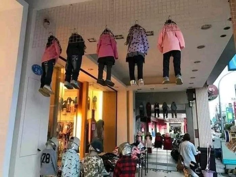 Ảnh vui 1-7: Vận động viên có nghề... vắt sữa bò- Ảnh 7. Cứu cứu...