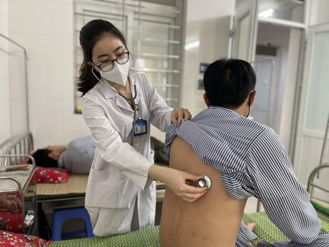 Các chính sách mới, giấy tờ có hiệu lực từ ngày 1-7- Ảnh 3. Khám bệnh cho người dân tại Bệnh viện Đặng Văn Ngữ - Ảnh: THANH LOAN