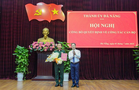 Ban Tổ chức Thành ủy Đà Nẵng tạm thời do đại tá Đoàn Duy Tân điều hành- Ảnh 1. Bí thư Thành ủy Đà Nẵng Nguyễn Văn Quảng trao quyết định cho ông Đoàn Duy Tân (trái) - Ảnh: CTTĐT