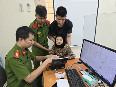 Công an Hà Nội bắt đầu cấp thẻ căn cước cho trẻ em- Ảnh 3. Một cụ bà được người thân đưa đến trụ sở công an làm căn cước - Ảnh: ANH TẤN