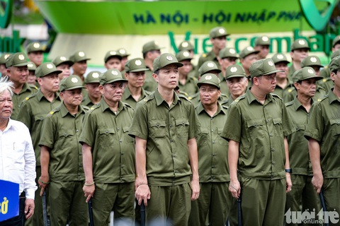Nhiều tỉnh, thành đồng loạt ra mắt lực lượng bảo vệ an ninh, trật tự cơ sở- Ảnh 2. Các thành viên lực lượng tham gia bảo vệ an ninh, trật tự cơ sở tại Hà Nội - Ảnh: NAM TRẦN