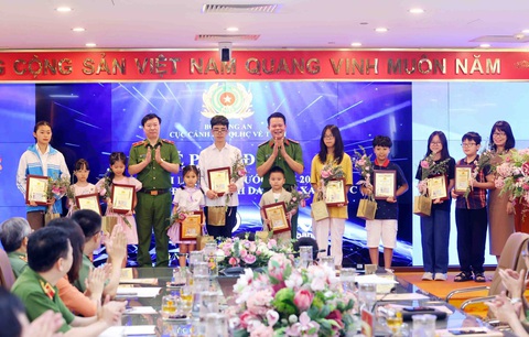 Hình ảnh cận cảnh thẻ căn cước mới- Ảnh 1. Cục C06 đã trao thẻ căn cước, giấy chứng nhận căn cước cho 10 công dân đầu tiên, là người dưới 6 tuổi, người từ 6 tuổi trở lên... - Ảnh: DANH TRỌNG