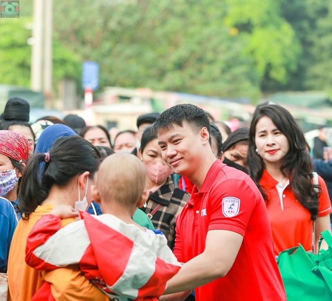 ROX Group phát triển doanh nghiệp dựa trên 3 trụ cột về nhân sự- Ảnh 4. Nụ cười ấm áp của người ROX Group khi tham gia các hoạt động CSR