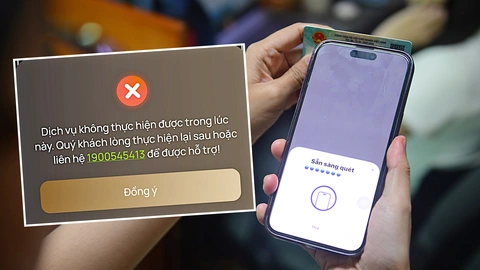 Bộ Công an bác tin khó thực hiện sinh trắc học do lỗi chip trên căn cước- Ảnh 1. Vẫn còn nhiều trục trặc khi quét chip trên căn cước công dân để làm sinh trắc học trên app tài khoản ngân hàng - Ảnh: QUANG ĐỊNH