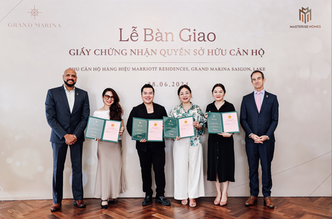 Masterise Homes bàn giao sổ hồng các căn hộ hàng hiệu Marriott- Ảnh 1. Đại diện Masterise Homes bàn giao sổ hồng các căn hộ hàng hiệu Marriott đầu tiên - Ảnh: Masterise Homes