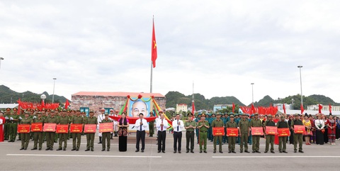 Nhiều tỉnh, thành đồng loạt ra mắt lực lượng bảo vệ an ninh, trật tự cơ sở- Ảnh 30. Sơn La tổ chức lễ ra mắt lực lượng bảo vệ an ninh trật tự cơ sở - Ảnh: CAO THIÊN
